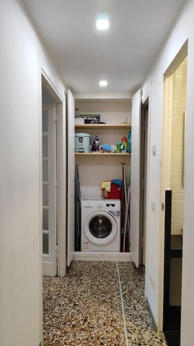 Cozy Apartment Near The Colosseum Rome Buitenkant foto